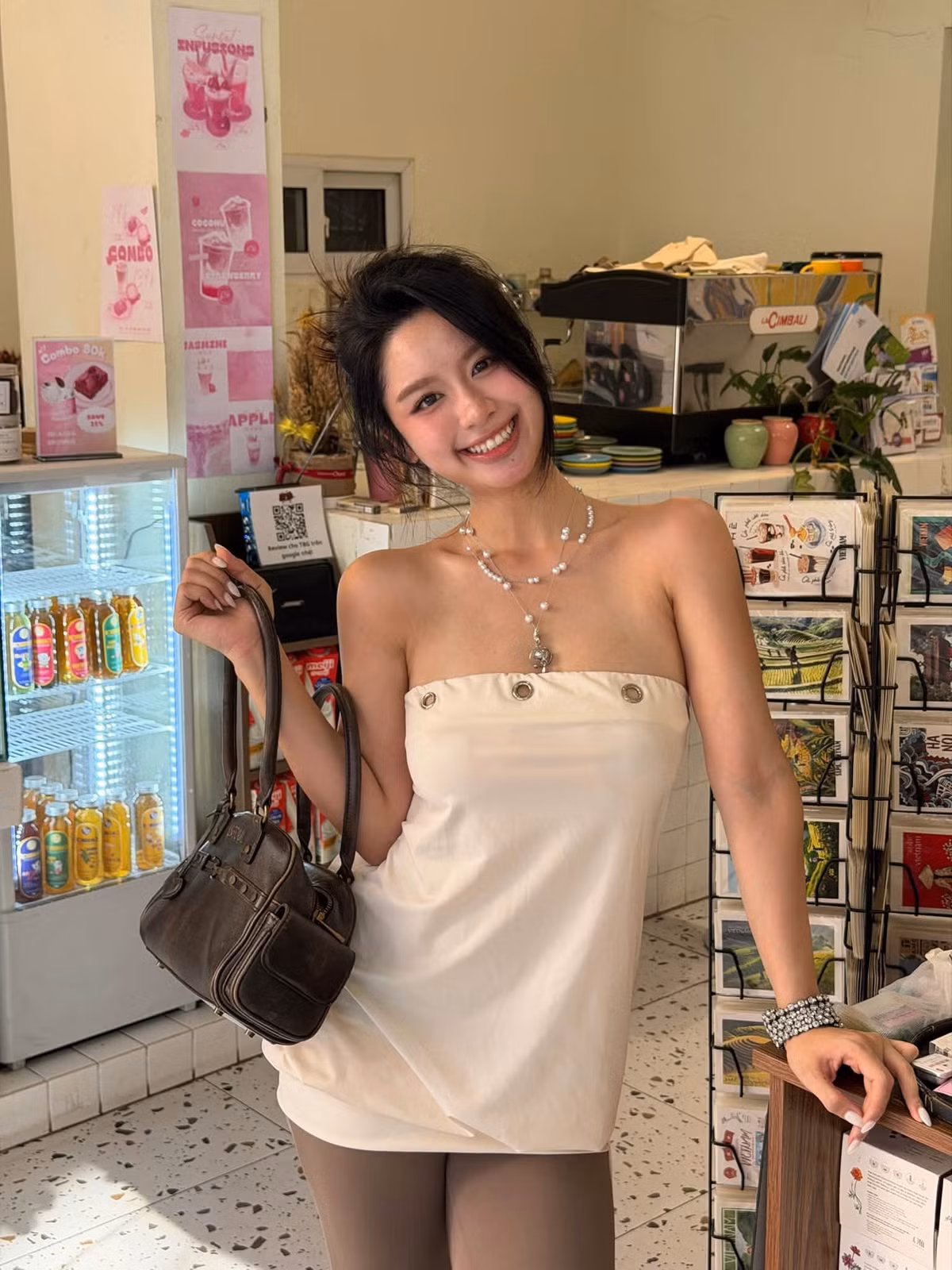 Trong những hình ảnh được chia sẻ, Hàn Hằng gây chú ý với vóc dáng khá thon gọn. Vòng eo nhỏ cùng đường nét cơ thể cân đối khiến nhiều người nhận xét cô nhanh chóng lấy lại phong độ sau thời gian mang thai và sinh con. Ảnh: FB Hàn Hằng