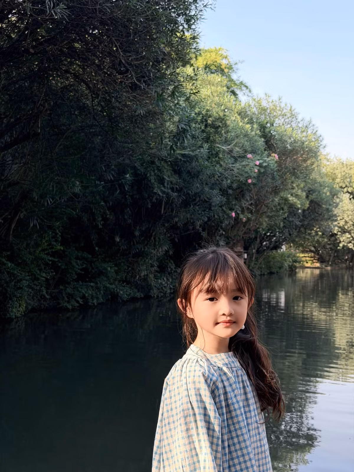 Trong hành trình khám phá Trung Quốc, gia đình Đông Nhi – Ông Cao Thắng còn ghé thăm Ô Trấn, địa điểm nổi tiếng với vẻ đẹp cổ kính, những con đường ven sông thơ mộng và kiến trúc mang đậm dấu ấn phương Đông. Tại đây, bé Winnie được bố mẹ ghi lại bộ ảnh đáng yêu, nổi bật giữa khung cảnh thanh bình và đầy chất thơ. Ảnh: FB Winnie Hannie