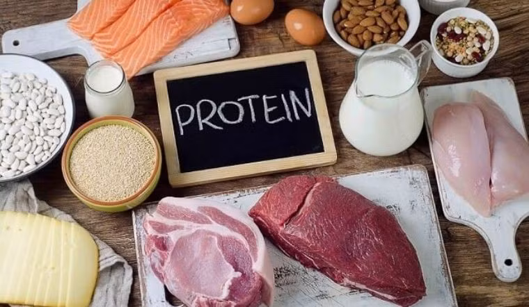 Ức gà, thịt heo nạc và thịt bò nạc cung cấp protein, sắt cùng nhiều dưỡng chất cần thiết cho mẹ và thai nhi. Protein trong bữa ăn cũng góp phần tạo cảm giác no và giúp cân bằng bữa ăn có chứa tinh bột. Nên ưu tiên phần thịt nạc, chế biến ít dầu mỡ và hạn chế các loại thịt chế biến sẵn như xúc xích, thịt nguội. Ảnh: Bách hoá XANH