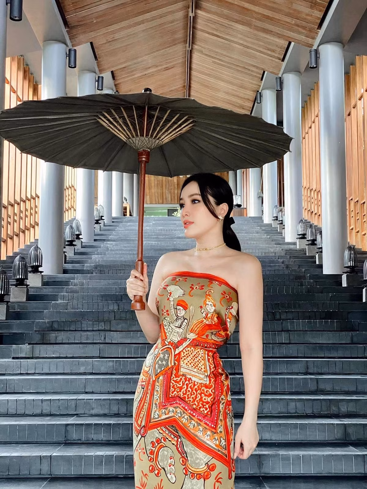 Nhiều khán giả nhận xét rằng, vẻ đẹp của nữ ca sĩ không chỉ dừng lại ở sự trẻ trung mà còn toát lên sự quyến rũ rất riêng của một người phụ nữ trưởng thành.