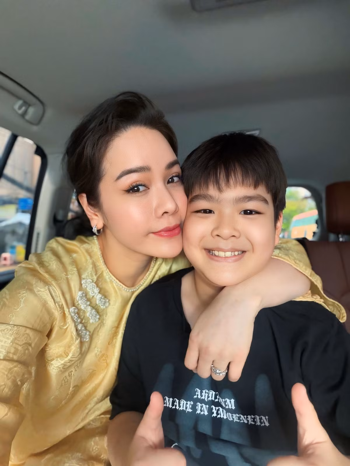 Nhật Kim Anh sum họp con trai Bửu Long. Diễn viên gọi quý tử là 'cục kim cương lớn'. Ảnh: FB Nhật Kim Anh