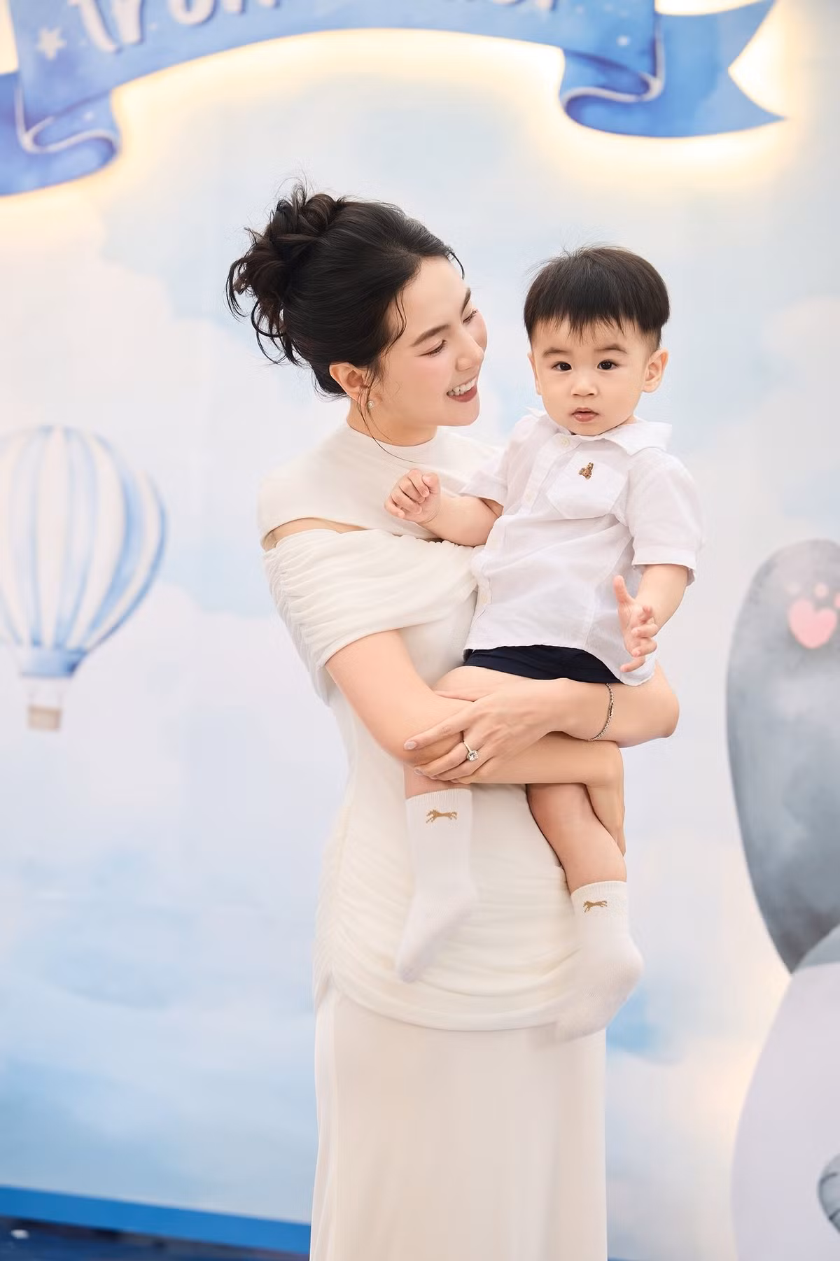 Một trong những điểm tựa lớn của Mai Ngọc chính là sự hỗ trợ từ mẹ chồng. Nữ MC từng chia sẻ, mẹ chồng không chỉ chu toàn trong việc chăm lo gia đình mà còn luôn đồng hành, giúp cô thích nghi nhanh chóng với cuộc sống mới.