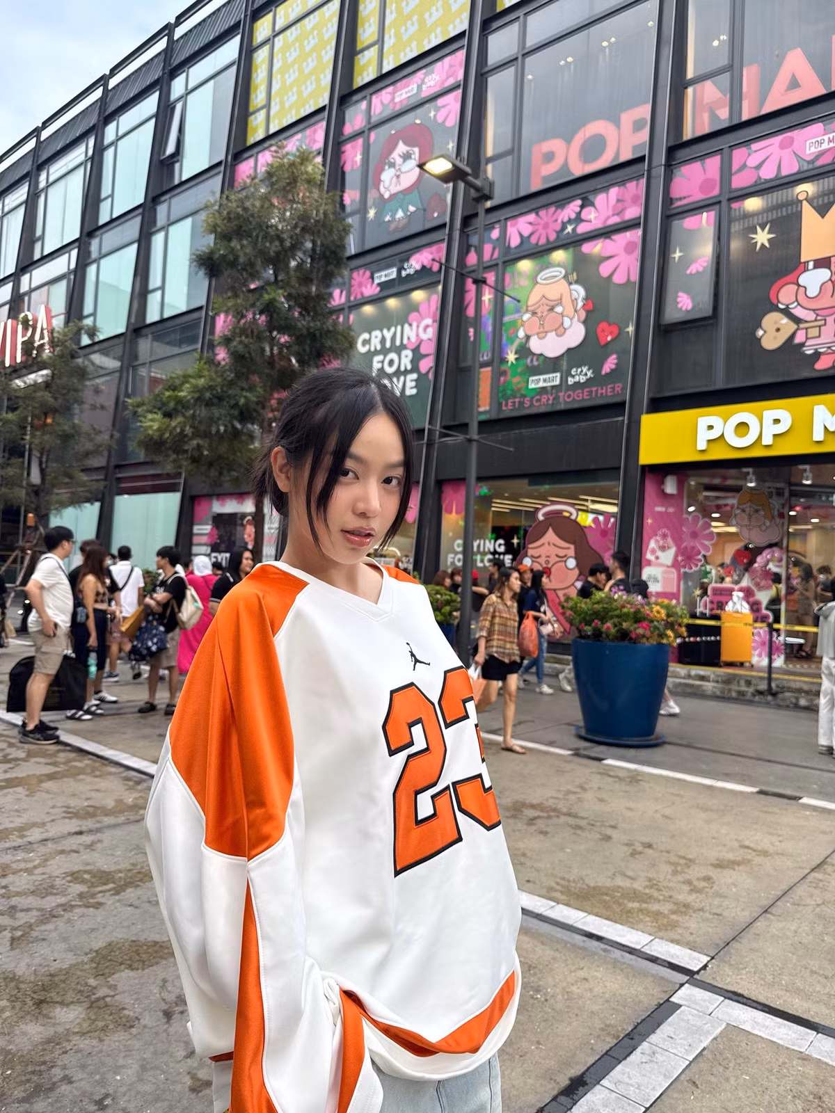 Tại Bangkok, nàng hậu Gen Z nhanh chóng trở thành tâm điểm khi xuất hiện trên đường phố với outfit trẻ trung, nhận về nhiều lời khen ngợi từ khán giả.