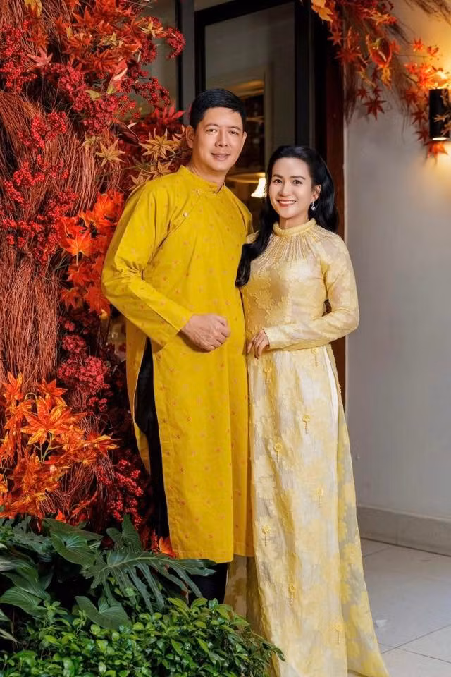 Diễn viên Bình Minh và bà xã Anh Thơ cùng mặc áo dài chụp ảnh Tết. Ảnh: FB Le Anh Tho