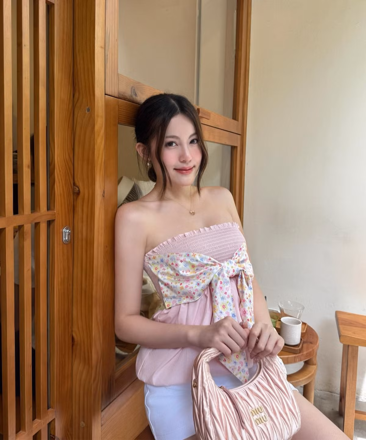 Cô đã chuyển hướng với gu thời trang sexy, khoe body nóng bỏng.