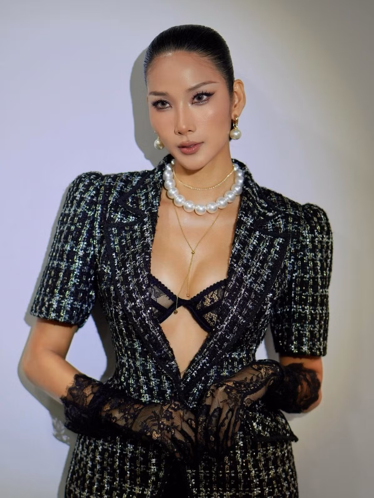 Á hậu Hoàng Thuỳ diện trang phục gợi cảm dự sự kiện. Ảnh: FB Hoang Thuy