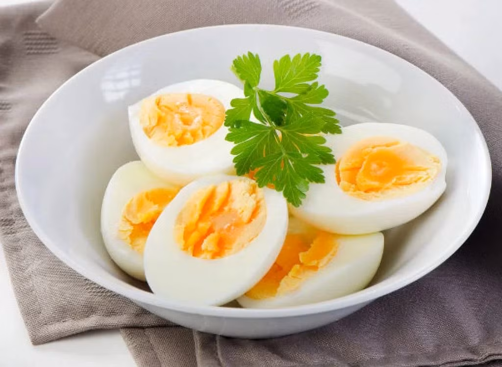 Trứng cũng là thực phẩm tốt cho não bộ, cung cấp choline, vitamin B6, vitamin B12 và folate. Choline là dưỡng chất quan trọng trong quá trình tạo ra acetylcholine – chất dẫn truyền thần kinh liên quan đến trí nhớ và khả năng học tập. Ảnh: Huggies Việt Nam