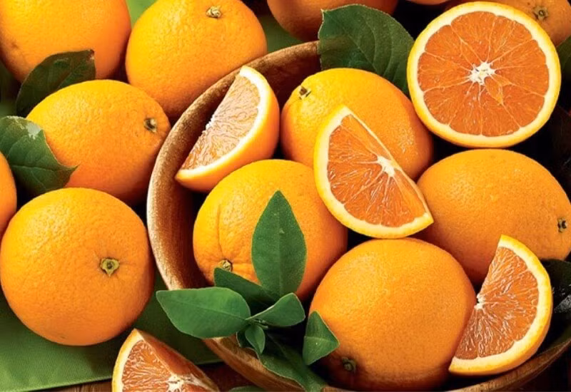 Cam, quýt, bưởi chứa nhiều vitamin C, hesperidin và flavonoids giúp tăng sức đề kháng, bảo vệ thành mạch, giảm viêm và cải thiện làn da.