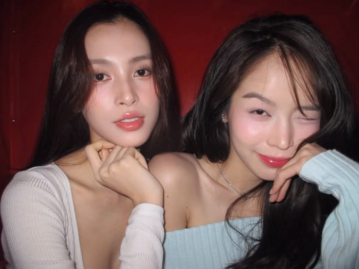 Khi đứng cạnh nhau, Tiểu Vy và Thanh Thủy tạo nên màn đọ sắc khiến người hâm mộ khó lòng lựa chọn. Nếu Tiểu Vy nổi bật với vẻ đẹp sắc nét, quyến rũ thì Thanh Thủy lại ghi điểm bởi nét thanh tú, trong trẻo. Hai phong cách tưởng chừng khác biệt nhưng đều có sức hút riêng, tạo nên màn so kè nhan sắc “một chín một mười”. Ảnh: FB Trần Tiểu Vy