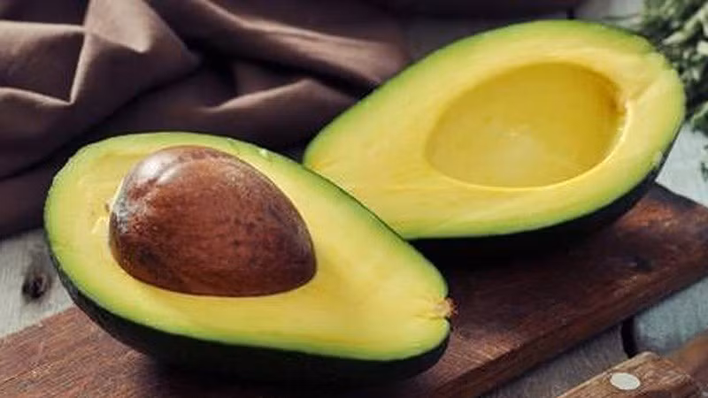 Bơ chứa chất béo không bão hòa đơn, chất xơ và nhiều vi chất. Nhờ hàm lượng carbohydrate tương đối thấp so với nhiều loại trái cây khác, bơ có thể được đưa vào thực đơn của mẹ bầu tiểu đường thai kỳ với khẩu phần phù hợp. Có thể dùng bơ cùng trứng, salad hoặc bánh mì nguyên cám thay vì kết hợp với sữa đặc, đường và các loại siro. Ảnh minh hoạ AI