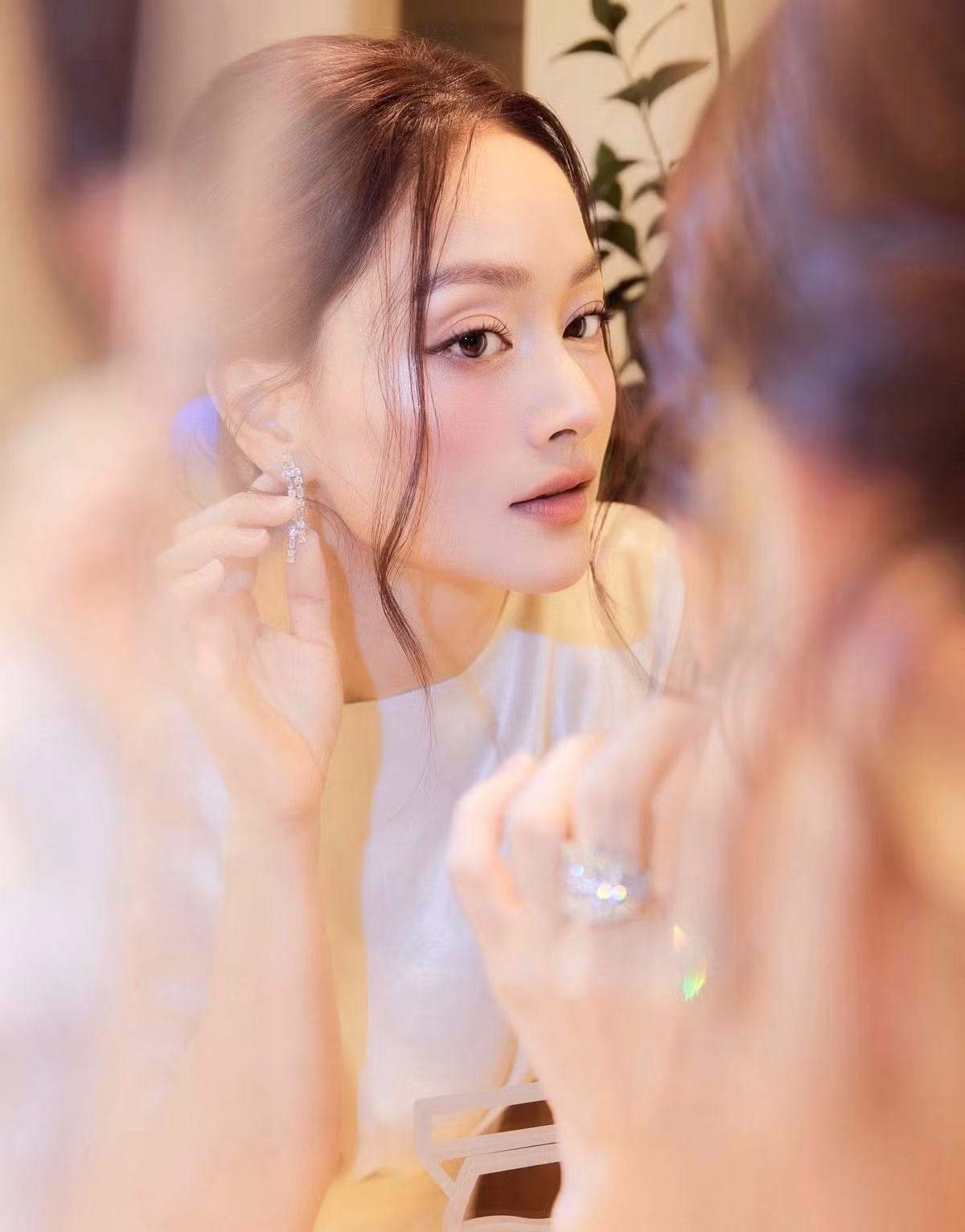Nhiều khán giả nhận xét, cô ngày càng xinh đẹp, tràn đầy sức sống và quyến rũ hơn sau ly hôn chồng Tây.