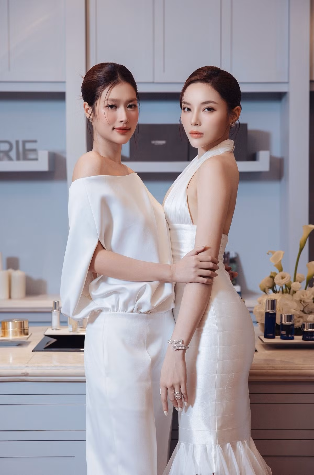 Kỳ Duyên và Thiên Ân cũng thường xuyên diện đồ đôi khi đi sự kiện hay dạo phố, du lịch.