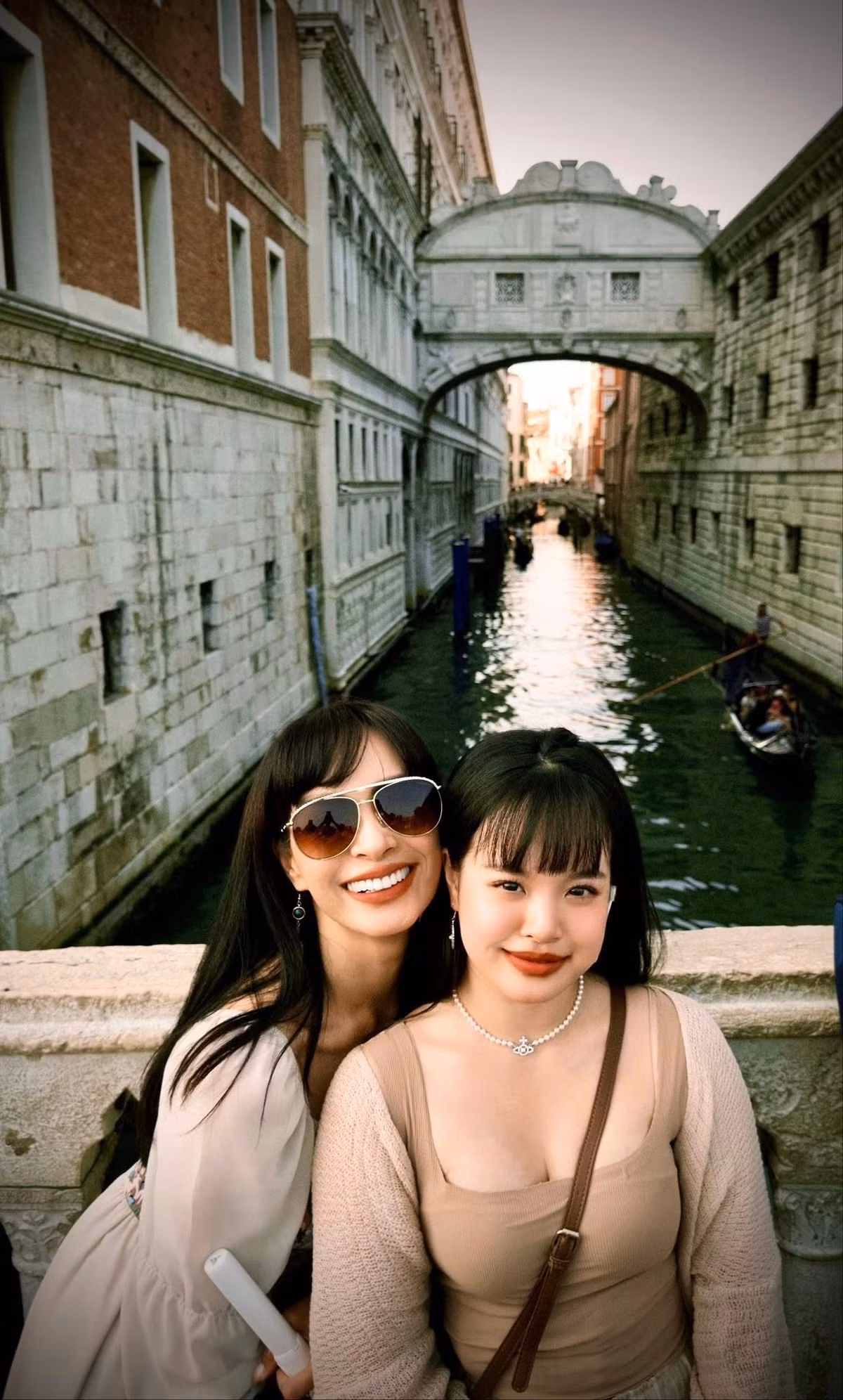 Giữa khung cảnh nên thơ của thành phố tình yêu nước Ý, ba mẹ con cựu siêu mẫu Thuý Hạnh khoe phong cách thời trang cuốn hút, phối đồ đồng điệu mang hơi hướng cổ điển. Ảnh: FB Bui Thuy Hanh