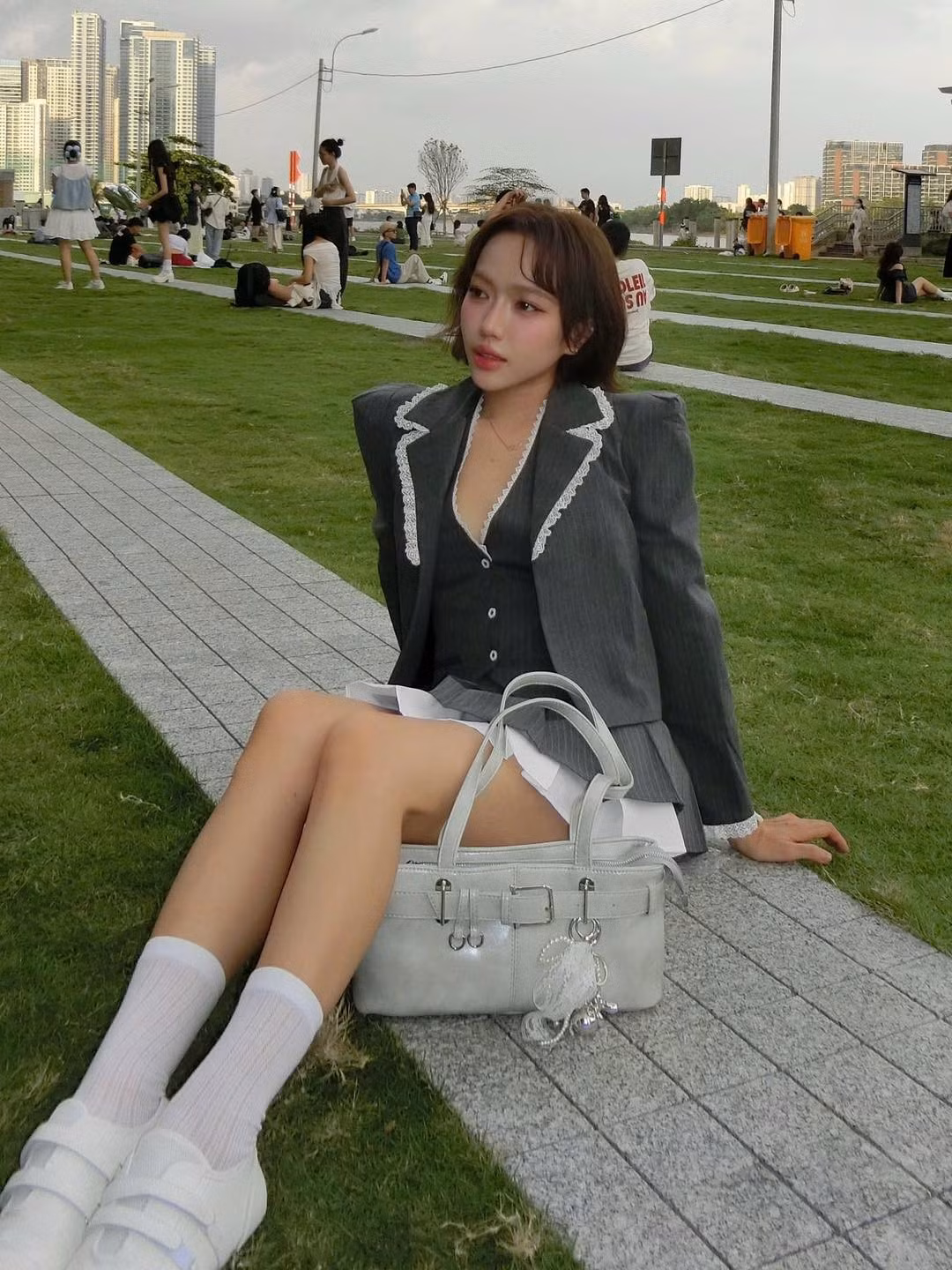 Diệu Nhi hóa nữ sinh: "Đồng chí Nhi nay thành nữ sinh xuống phố nè". Ảnh: FB Diệu Nhi