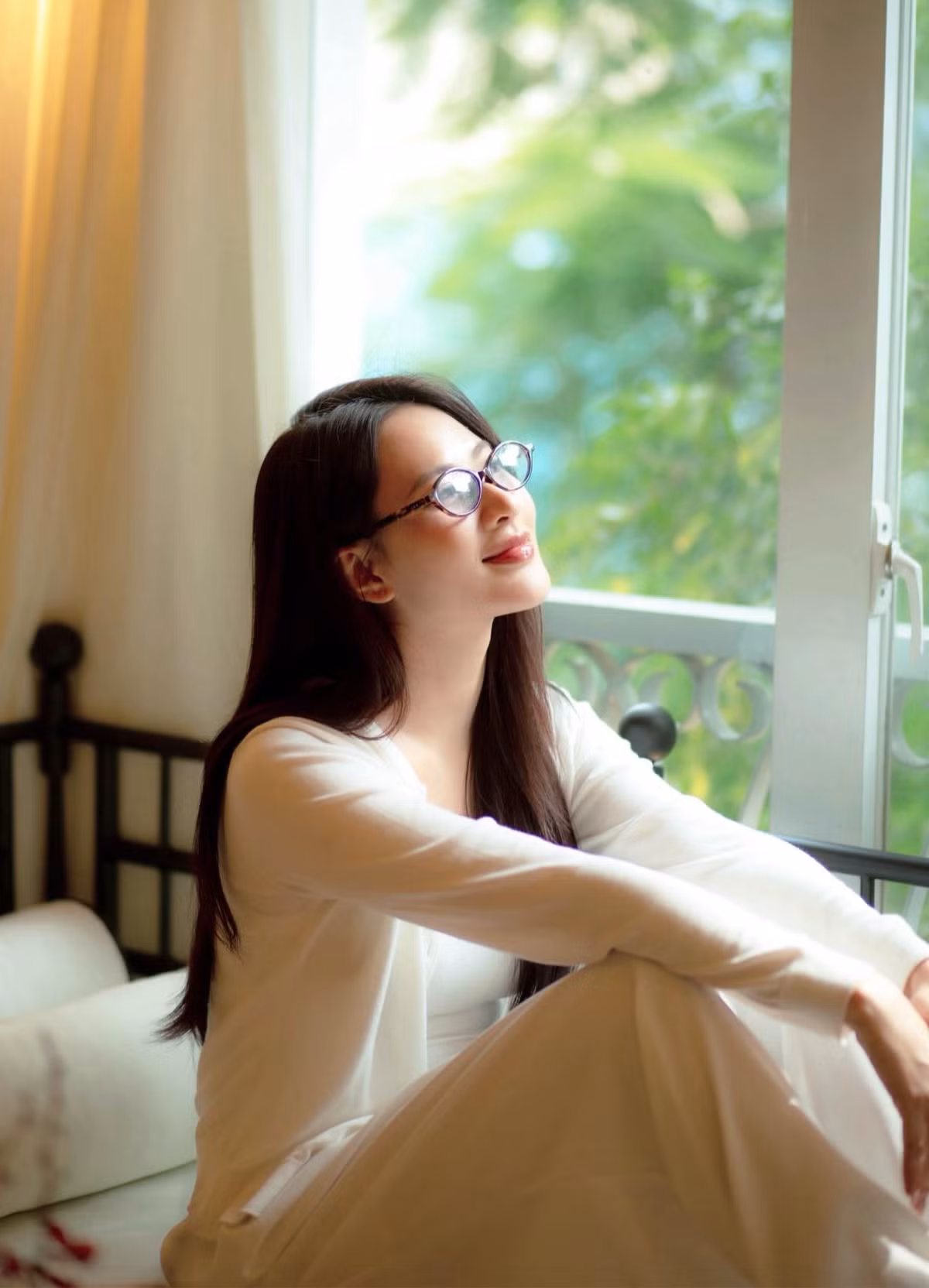 Xuất thân từ là một diễn viên chuyên nghiệp từ "cái nôi" Đại học Sân khấu – Điện ảnh Hà Nội, Minh Trang luôn để lại dấu ấn với những vai diễn đầy cảm xúc.