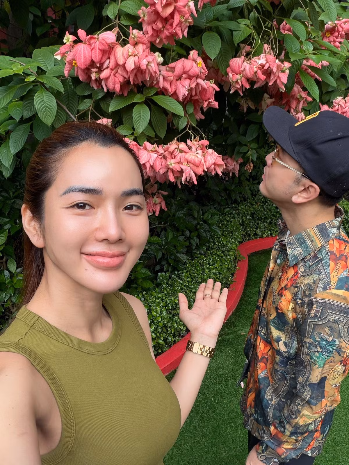 Cựu người mẫu Kim Cương - bà xã Ưng Hoàng Phúc - "than thở" rằng trong hơn 10 năm gắn bó, nam ca sĩ ít nói, hiếm khi ngọt ngào hay thể hiện tình cảm với vợ. Ảnh: FB Võ Kim Cương