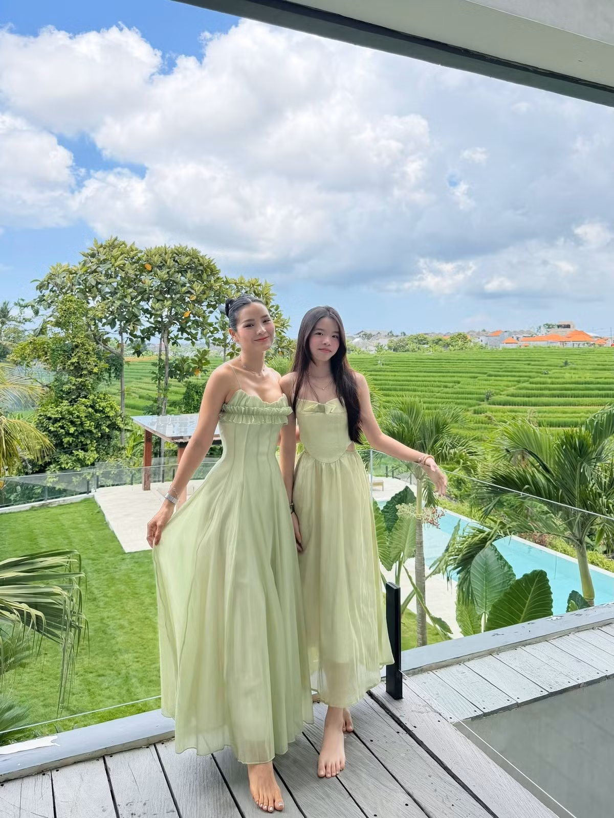 Mỗi khoảnh khắc hai mẹ con đứng cạnh nhau đều khiến người xem thích thú vì trông chẳng khác chị em.
