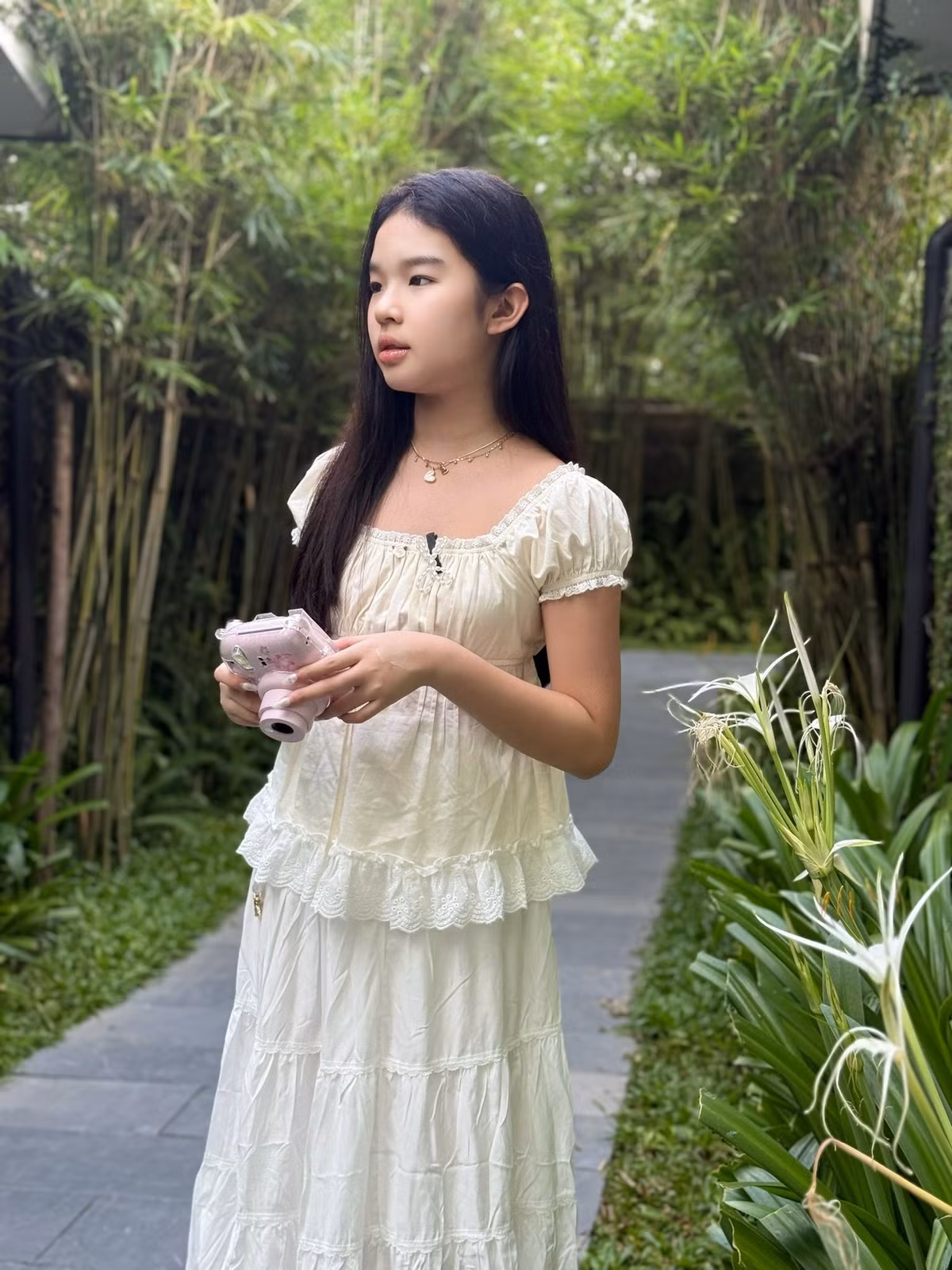 Không chỉ sở hữu ngoại hình sáng, bé Thỏ còn được nhận xét có tố chất nghệ thuật rõ rệt. Ảnh: FB Nguyen Xuan Lan