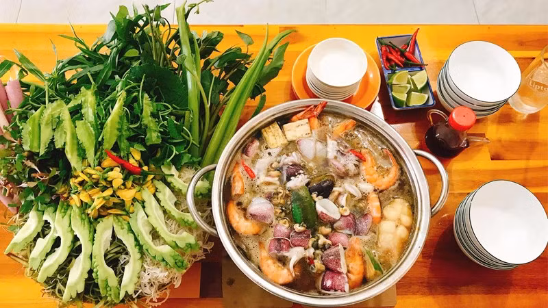 Đến Châu Đốc, du khách còn có cơ hội thưởng thức lẩu mắm – món ăn nổi bật bởi hương thơm đặc trưng và vị đậm đà của mắm cá. Nồi lẩu thường có cá, tôm, mực, thịt ba chỉ cùng nhiều loại rau ăn kèm như bông súng, rau muống và bông điên điển. Ảnh: Bách hoá XANH
