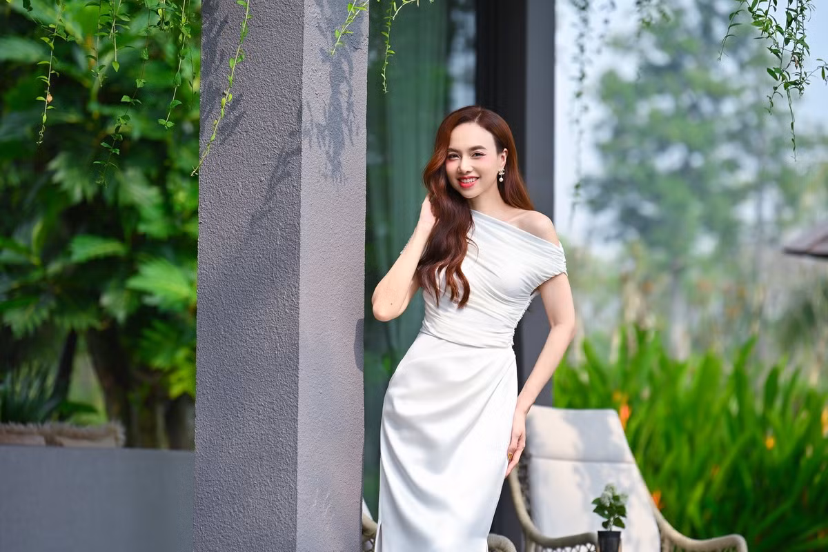 Không bị bó buộc trong một hình ảnh cố định, Đinh Ngọc Diệp linh hoạt chuyển đổi từ phong cách nhẹ nhàng, nữ tính sang vẻ ngoài thanh lịch, quyền lực khi xuất hiện tại các sự kiện.