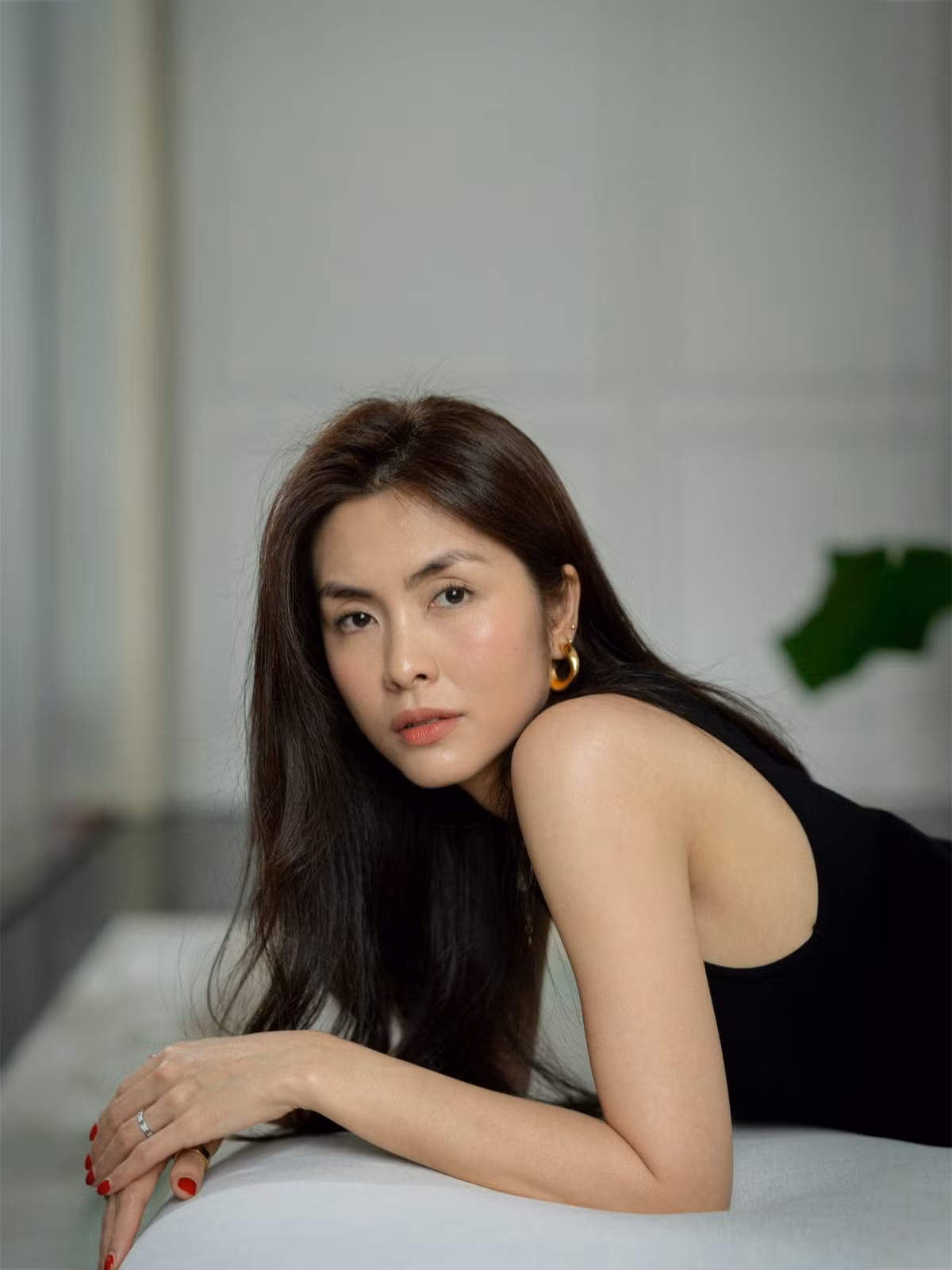 Nhân dịp đón tuổi mới, Tăng Thanh Hà đăng tải bộ ảnh được thực hiện tại nhà. “Ngọc nữ màn ảnh Việt” chọn phong cách tự nhiên với mái tóc buông xõa nhẹ, gương mặt trang điểm tối giản và trang phục đời thường.