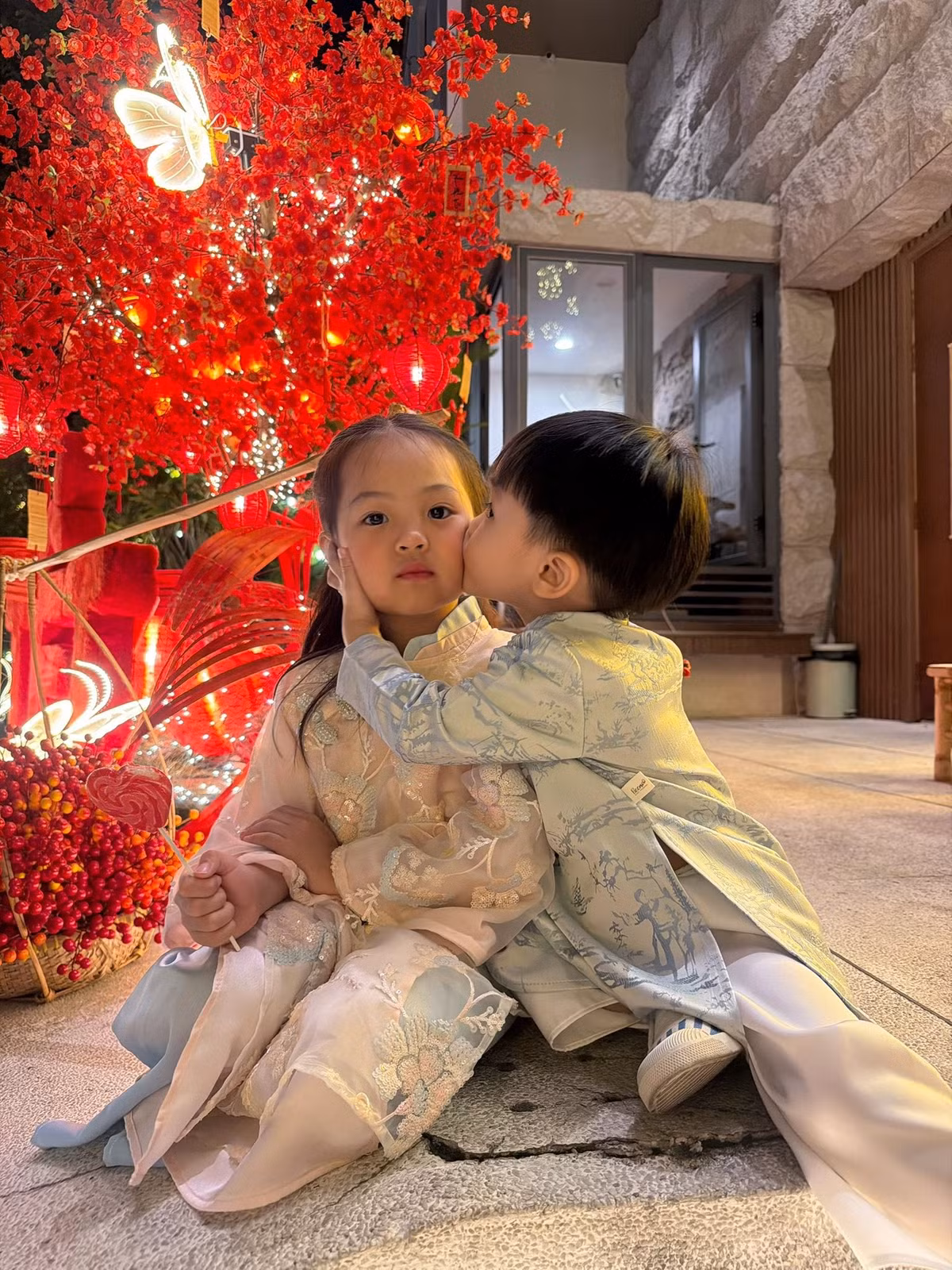 Trong khi đó, Cường Đôla chia sẻ việc chăm con với vợ. Anh đọc sách, phụ vợ ru con ngủ và chơi với con. Nam doanh nhân được nhận xét ra dáng 'ông bố bỉm sữa'.