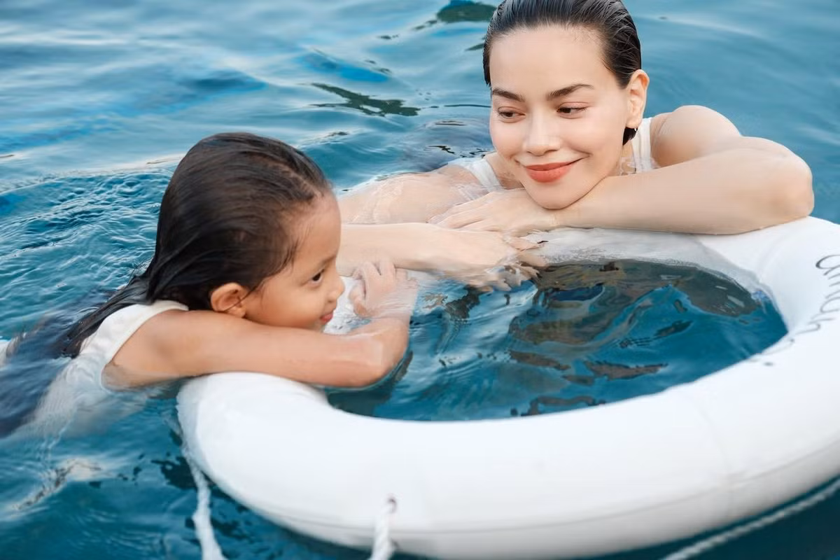 Đặc biệt, Lisa chiếm trọn spotlight khi tạo dáng đầy tự tin, gương mặt lạnh lùng như một người mẫu nhí. Ảnh: FB Ho Ngoc Ha