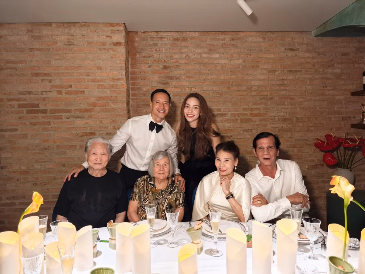 Hồ Ngọc Hà được một nhãn hàng tổ chức tiệc sinh nhật tròn 41 tuổi tại một nhà hàng sang trọng. Bố mẹ chồng cô cũng có mặt để chúc mừng con dâu sang tuổi mới.