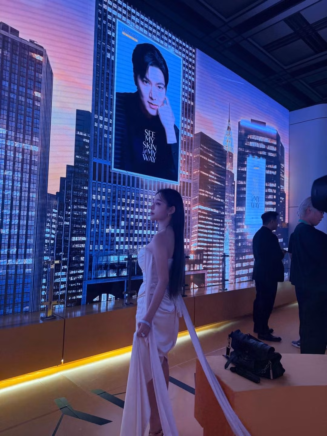 Lee Min Ho 2 lần nhìn thẳng vào ống kính máy quay của mỹ nhân Việt tươi cười và vẫy tay chào. Netizen cũng thích thú bình luận. Ảnh: FB Đặng Ngọc Huyền