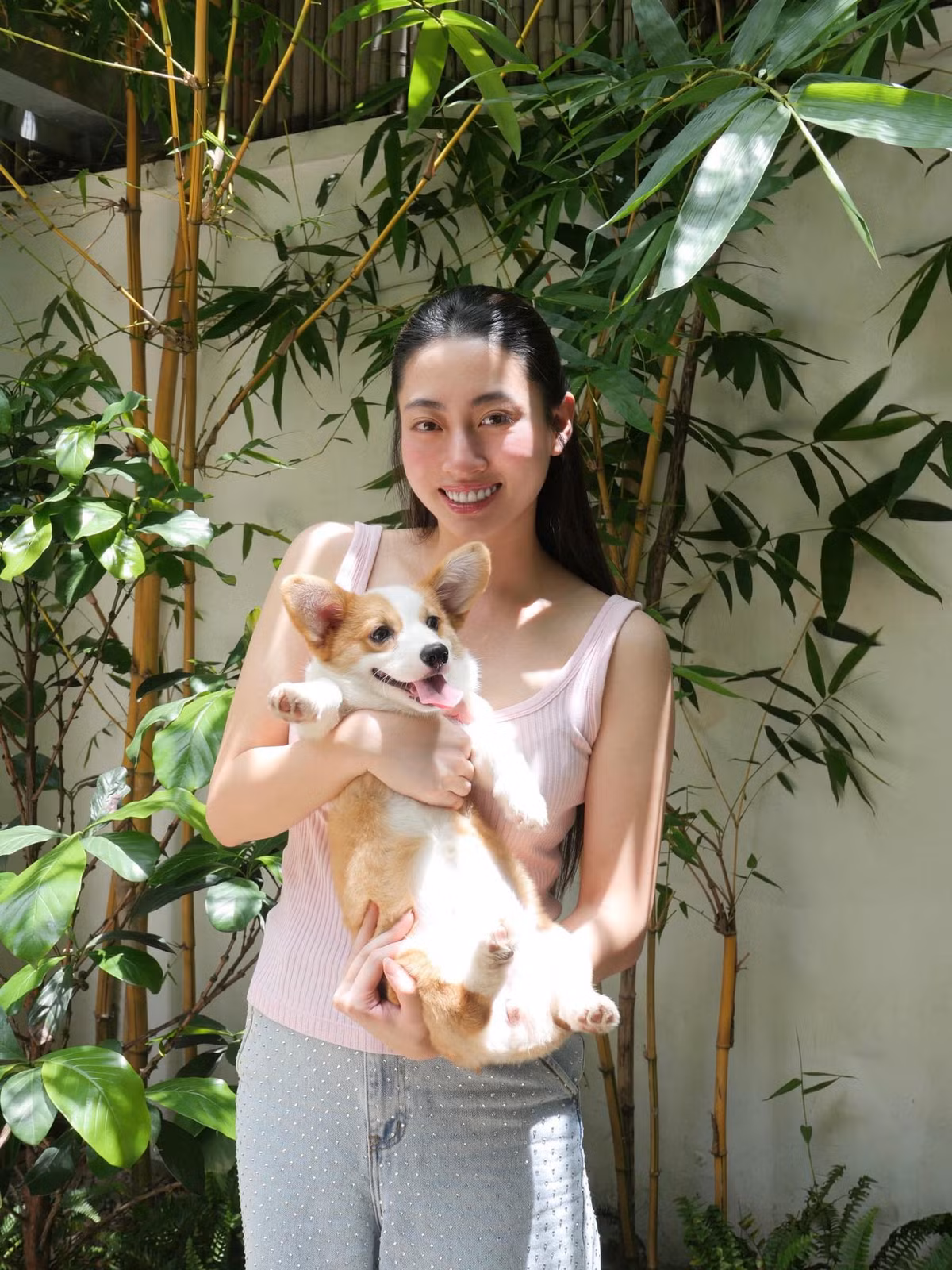 Lương Thùy Linh đăng khoảnh khắc đời thường mộc mạc bên cún cưng. Ảnh: FB Lương Thùy Linh