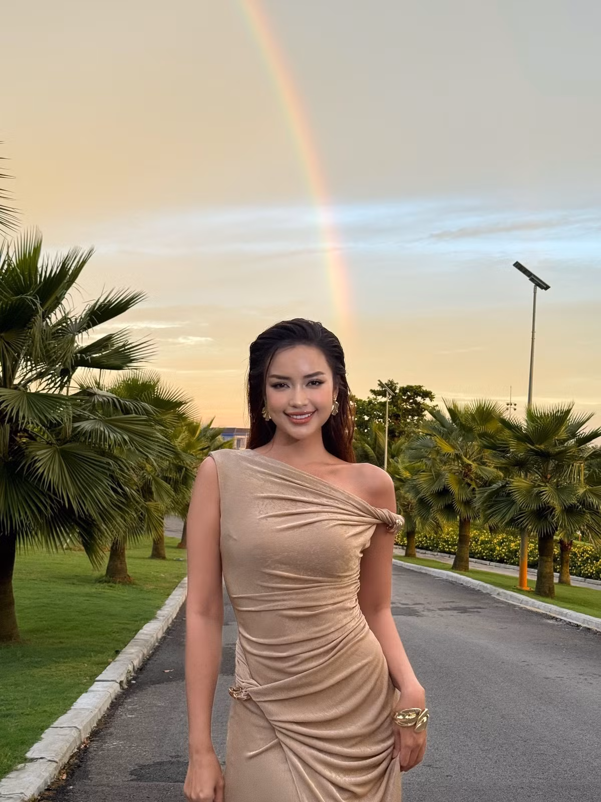 Hoa hậu Ngọc Châu khoe dáng dưới cầu vồng. Ảnh: FB Nguyễn Thị Ngọc Châu
