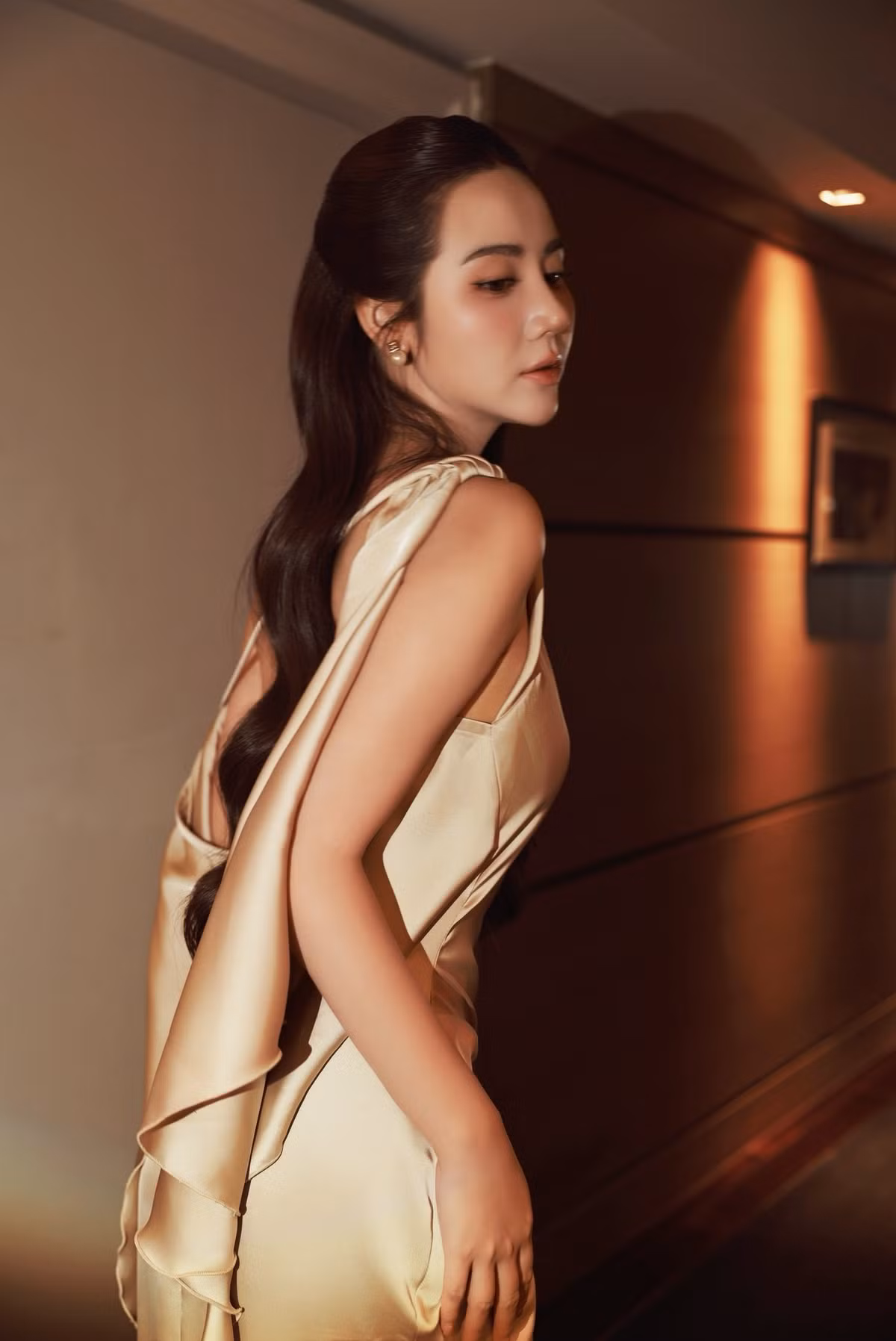 Dù lựa chọn phong cách gợi cảm, cô vẫn giữ được sự sang trọng và chừng mực trong cách thể hiện.