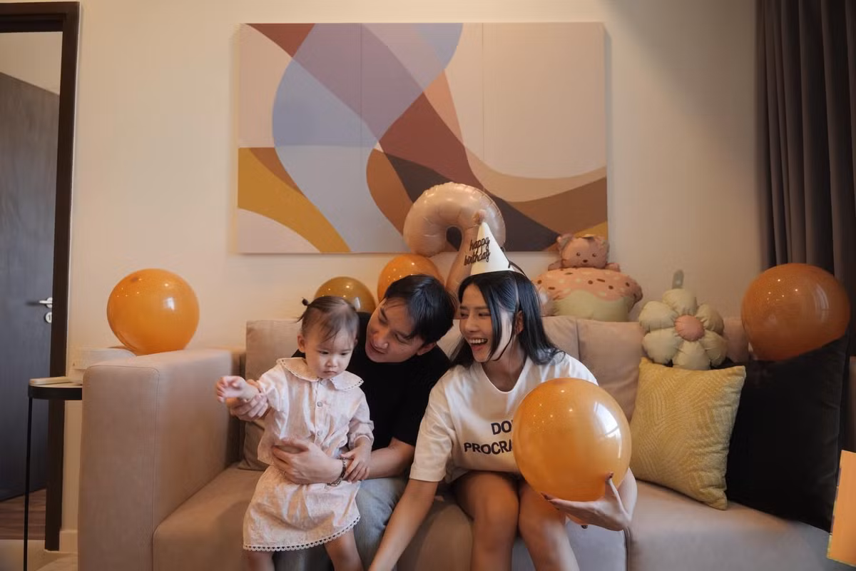Phan Mạnh Quỳnh nhiều lần dành lời có cánh cho vợ. Anh khen Khánh Vy đảm đang, tháo vát và lo cho tổ ấm nhỏ. Ảnh: FB Huỳnh Khánh Vy