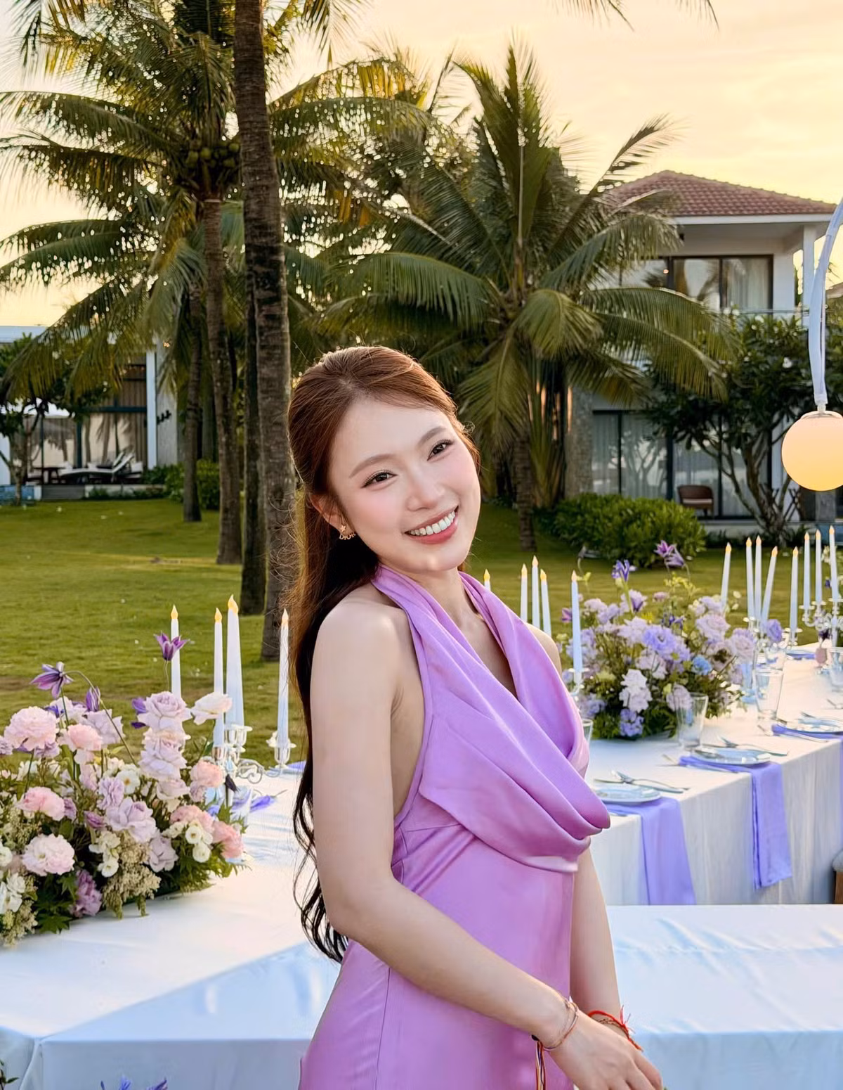 Không chỉ gây ấn tượng bởi ngoại hình, Khánh Vy còn ghi điểm nhờ nguồn năng lượng tích cực và sự tự tin. Hình ảnh một cô gái trẻ ham học hỏi, chủ động phát triển bản thân giúp cô tạo được thiện cảm với đông đảo khán giả. Ảnh: FB Khánh Vy