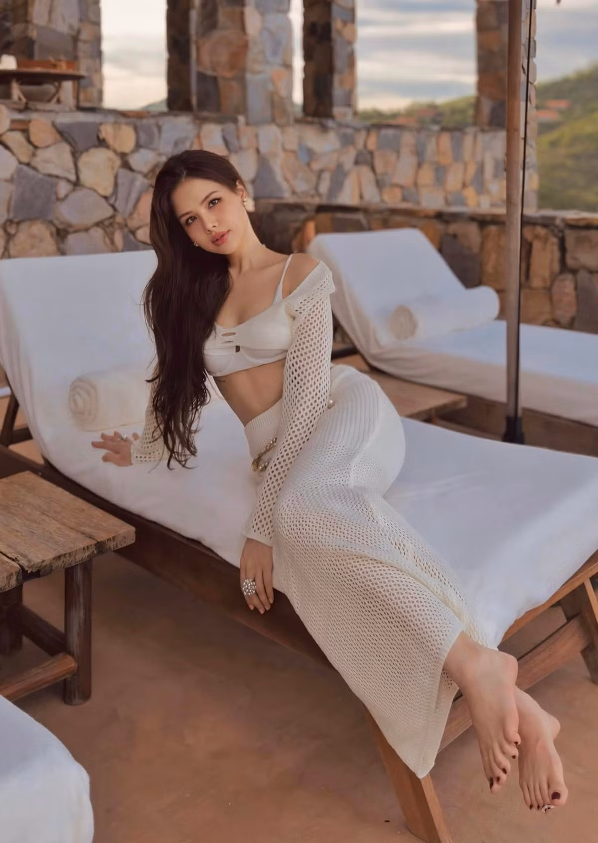 “Đẹp không góc chết”, “Gái hai con mà như thiếu nữ”, “Đúng chuẩn ‘gái có chồng không phải dạng vừa’”… là những lời khen có cánh mà người hâm mộ dành cho cô. Ảnh: FB Phương Anh Lê
