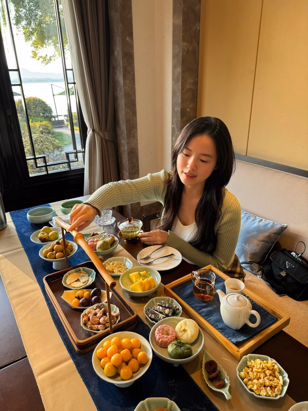 Midu thưởng thức ẩm thực khi du ngoạn Trung Quốc. Ảnh: FB Midu