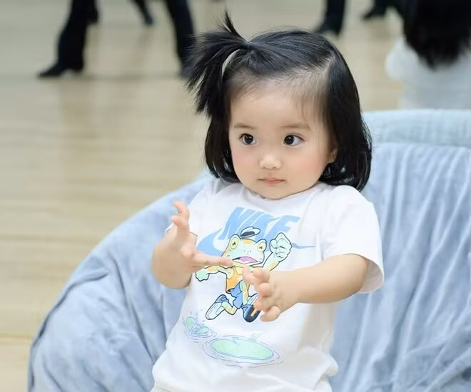 Cô bé Lisa mỗi lần xuất hiện đều gây "sốt" vì quá xinh.