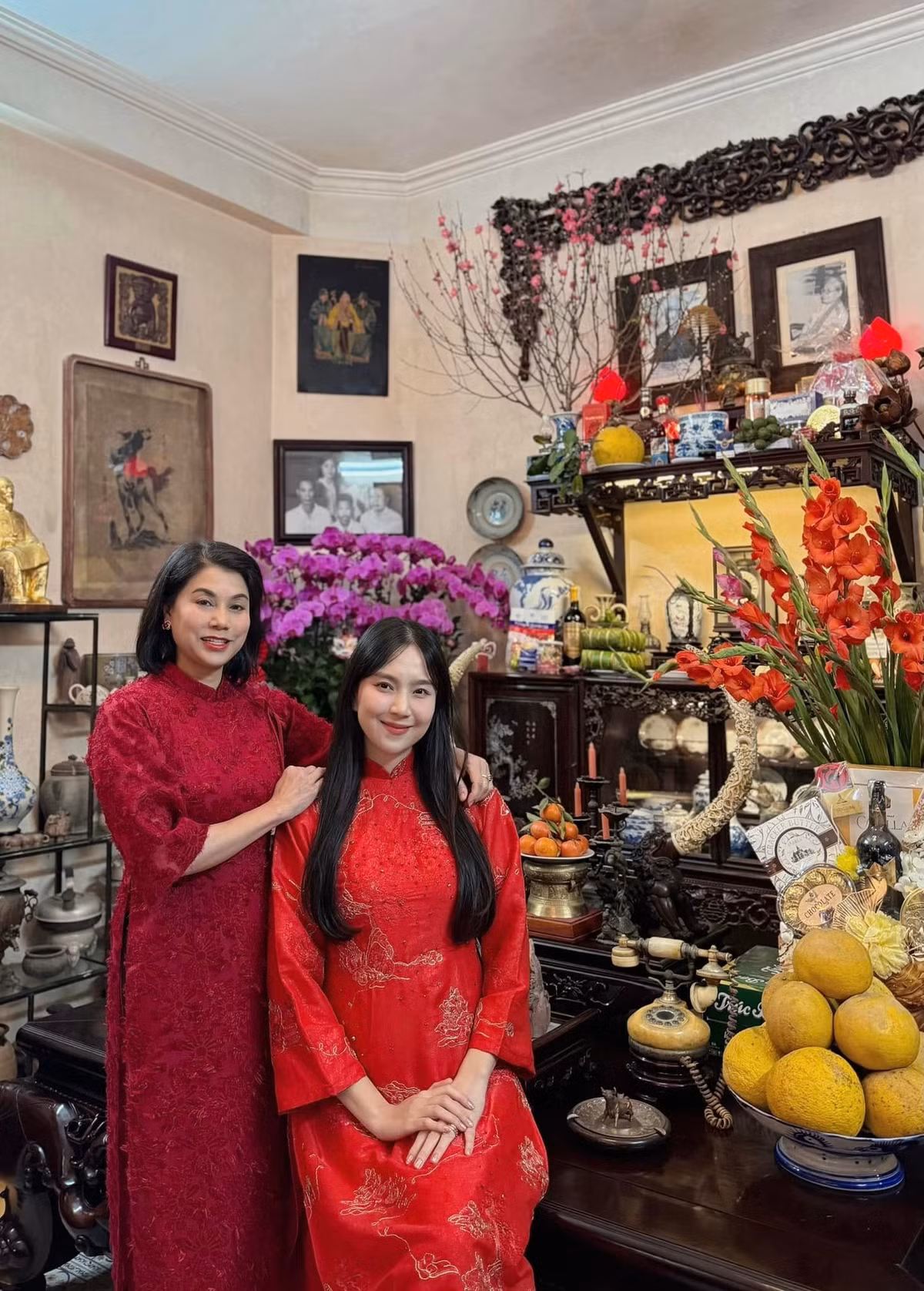 Với Mai Ngọc, mẹ luôn là một trong những điểm tựa tinh thần quan trọng nhất. Bà chưa từng vắng mặt trong những dấu mốc đáng nhớ của con gái, từ thời đi học đến khi trưởng thành và theo đuổi công việc mình yêu thích. Ảnh: FB Mai Ngọc