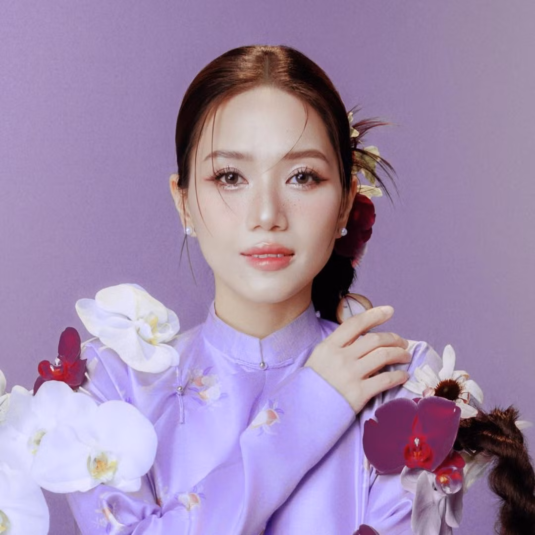 Dù thay đổi phong cách, Thuỳ Chi vẫn giữ vững “thương hiệu” giọng hát mềm mại, giàu cảm xúc – yếu tố khiến khán giả mê mẩn suốt nhiều năm.
