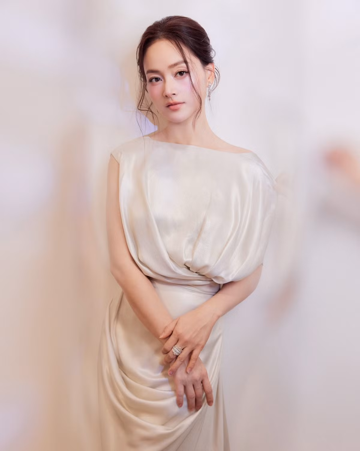 Diễn viên Lan Phương khoe vẻ gợi cảm với váy lụa. Ảnh: FB Lan Phuong Nguyen