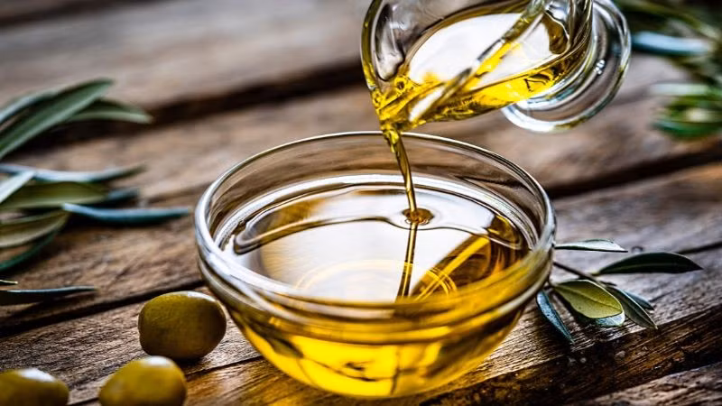 Tương tự dầu dừa, dầu ô liu giàu chất chống oxy hóa và vitamin A, E giúp nuôi dưỡng chân mày từ gốc. Bạn có thể làm ấm nhẹ dầu ô liu, sau đó massage nhẹ nhàng vùng chân mày khoảng 5 phút để tăng hiệu quả thẩm thấu.