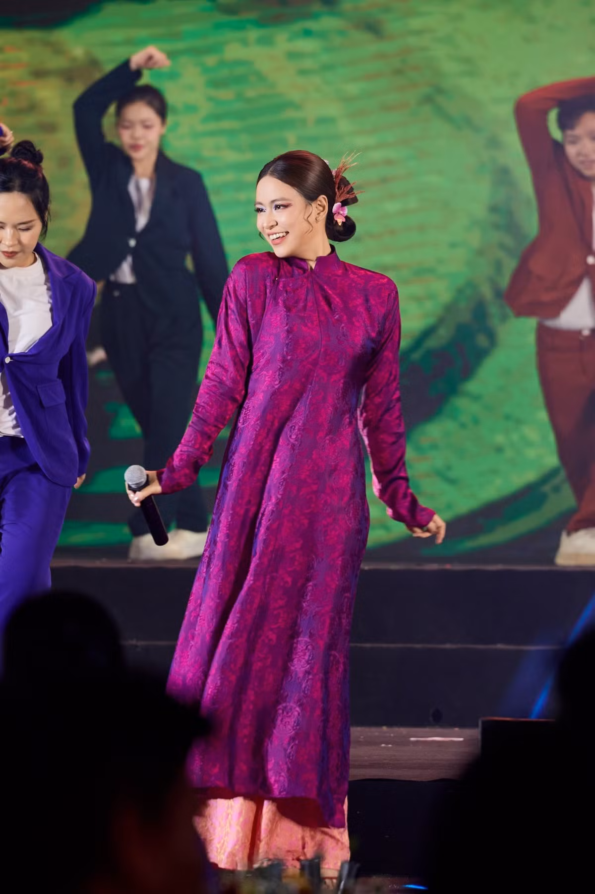 Ca sĩ Hoàng Thùy Linh vinh dự biểu diễn tại lễ bế mạc "Hội chợ mùa thu". Ảnh: FB Hoàng Thùy Linh
