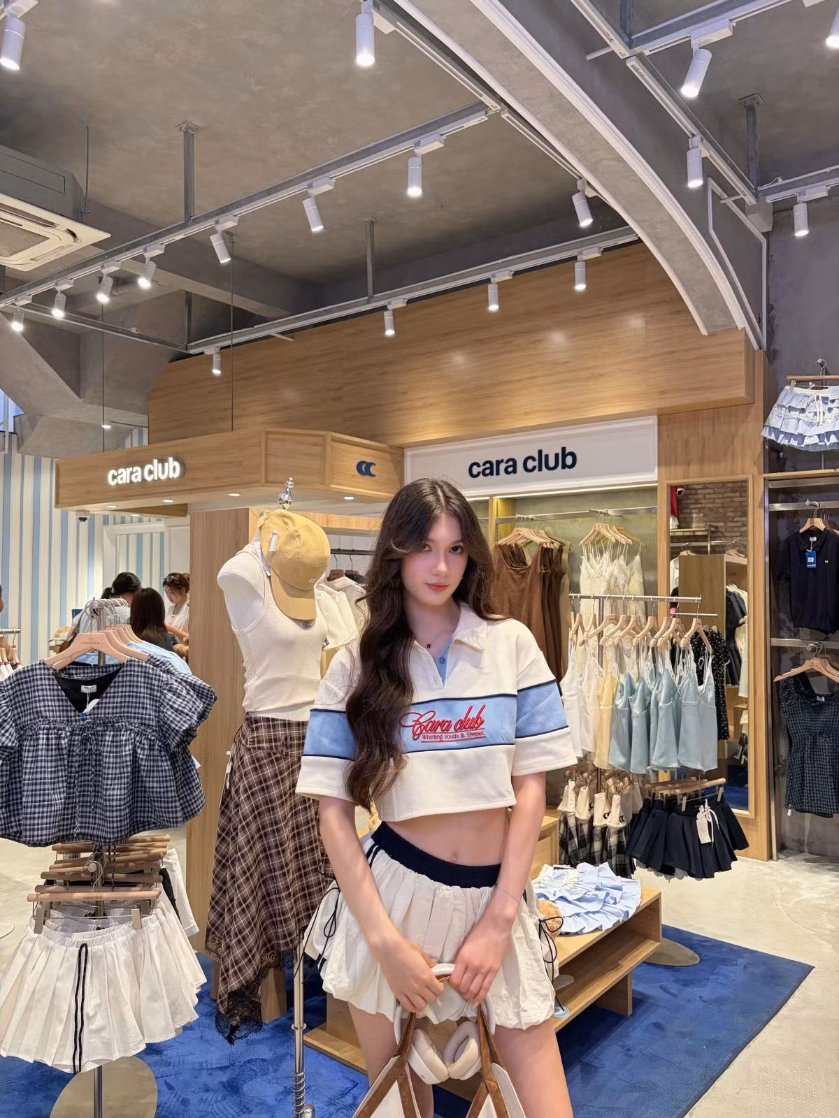 Gương mặt trái xoan với đường nét hài hòa, sống mũi cao và đôi mắt to giúp em gái Đặng Văn Lâm dễ dàng thu hút ánh nhìn mỗi lần xuất hiện.