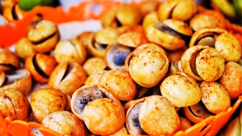 Mùa thu Hà Nội cũng là mùa của những mẹt sấu chín vàng ươm. Sấu được gọt vỏ, dầm cùng muối, đường và chút ớt bột tạo nên món ăn vặt có đủ vị chua, ngọt, mặn và cay. Vị chua thanh hòa cùng vị ngọt dịu và chút cay nồng khiến món ăn dân dã này trở thành lựa chọn khó cưỡng khi dạo phố Hà Nội. Ảnh: Bách hoá XANH