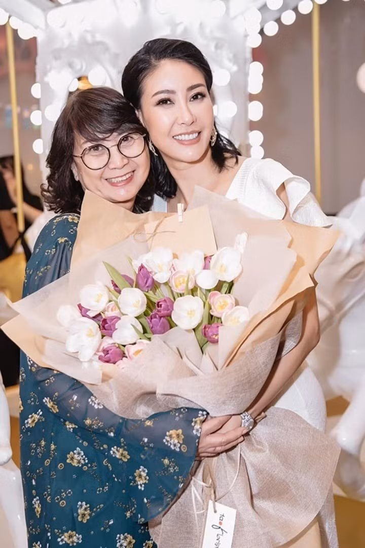 Những dấu vết thời gian như vài nếp nhăn nhẹ không làm giảm đi sự trẻ trung, trái lại còn tôn lên nét quý phái và khí chất riêng của mẹ ruột Hà Kiều Anh.