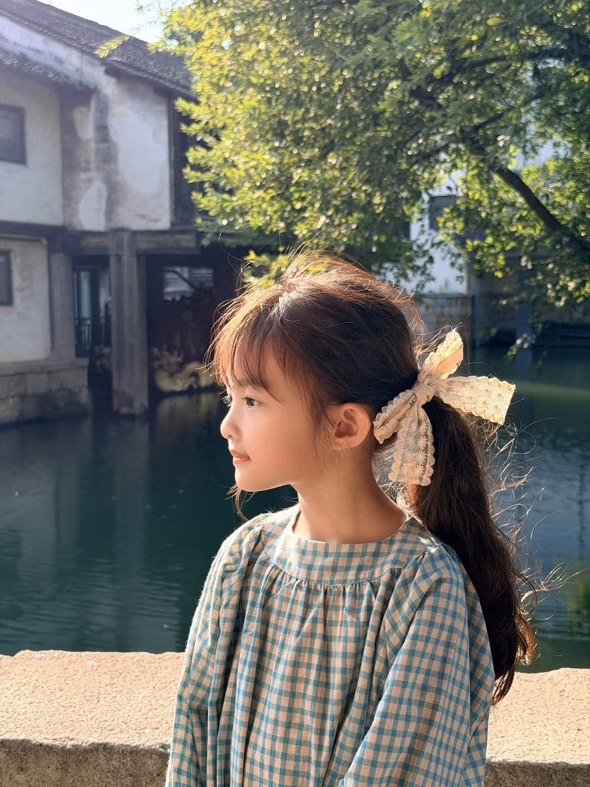 Trong loạt ảnh được chia sẻ, Winnie gây ấn tượng với mái tóc xoăn dày hơi xù tự nhiên, kết hợp cùng kiểu mái bằng ngộ nghĩnh. Phần tóc được buộc gọn lệch sang một bên, điểm xuyết chiếc nơ trắng xinh xắn. Cách tạo kiểu vừa điệu đà vừa phù hợp với lứa tuổi giúp cô bé trông như một nàng thơ nhỏ bước ra từ những trang truyện cổ tích. Ảnh: FB Winnie Hannie