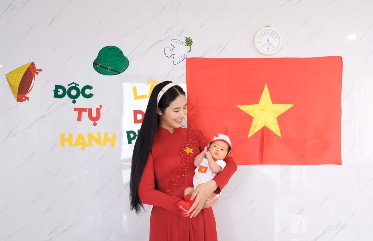 Ngọc Hân cho thấy sự cân bằng đáng ngưỡng mộ giữa vai trò người mẹ và công việc. Dù bận rộn chăm sóc con trai đầu lòng, cô vẫn thường xuyên xuất hiện tại các sự kiện thời trang với hình ảnh chỉn chu, thần thái tự tin.