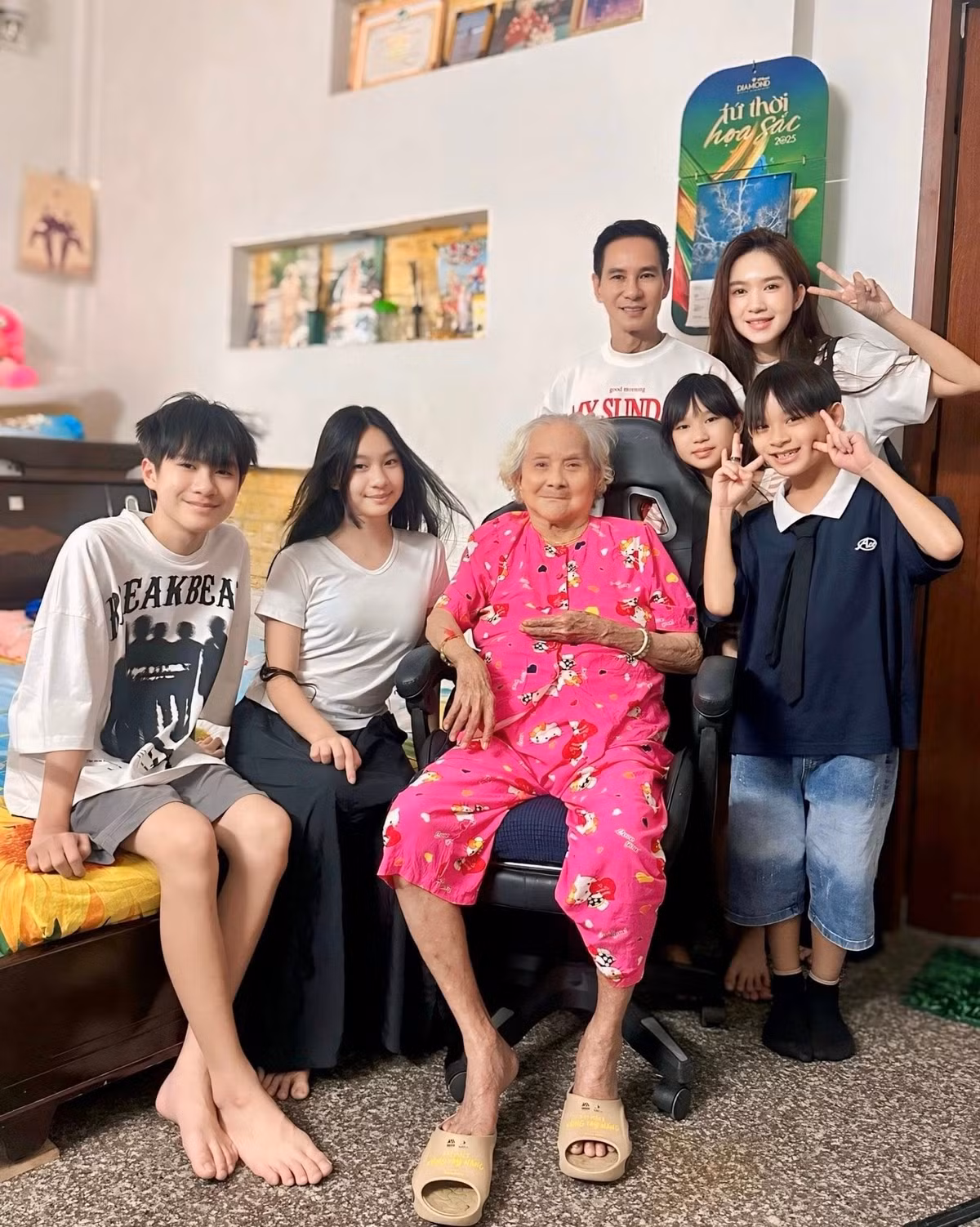 Đạo diễn Lý Hải đưa vợ con về quê nhà Tiền Giang thăm mẹ già. Ảnh: FB Ly Hai Minh Ha
