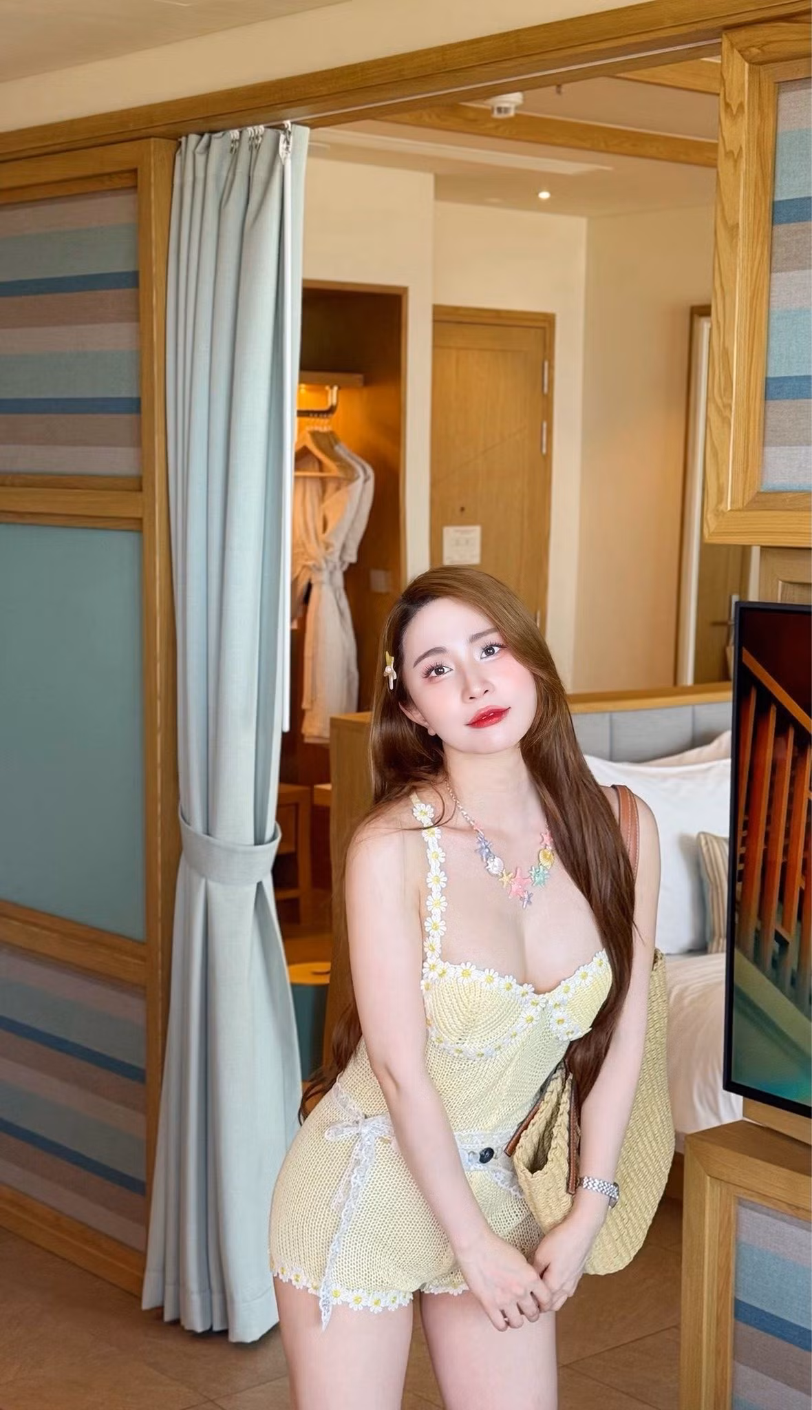 Quỳnh Nga có sở thích du lịch trong và ngoài nước, cùng với đó là những bức ảnh gợi cảm được thực hiện trong các chuyến đi.