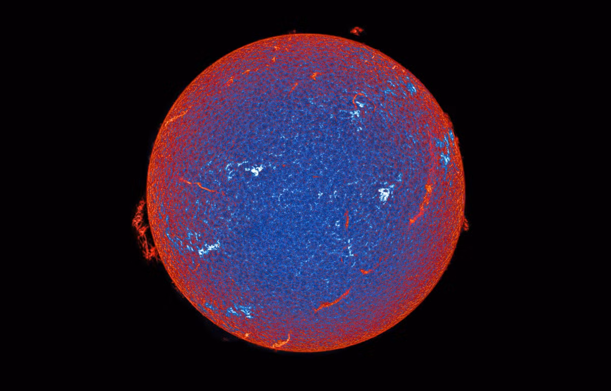 Active Region 4122 của Miguel Claro giành giải nhất hạng mục Our Sun, ghi lại những chi tiết trên bề mặt Mặt Trời bằng hai bước sóng ánh sáng khác nhau.